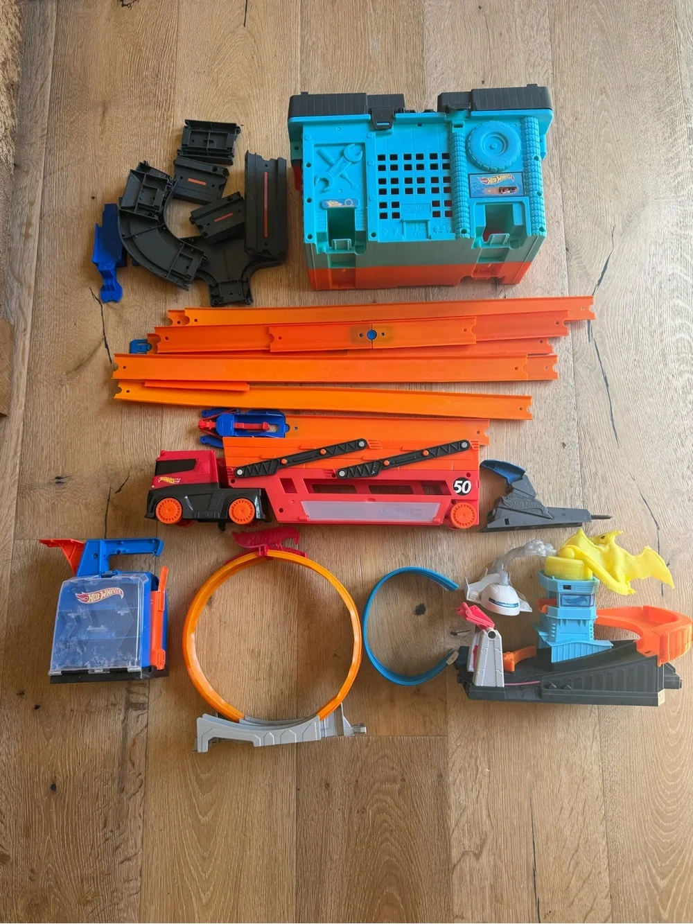 🔥HOT WHEELS lot30 pc Center City, Ptero Port Attack, Mega Hauler etc PriceFirm!